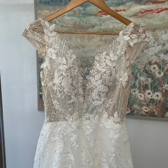 Brand new wedding dress (never worn) - Picture 2 of 3